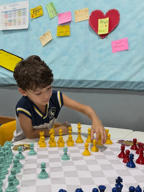 Crianças em ambiente escolar acolhedor